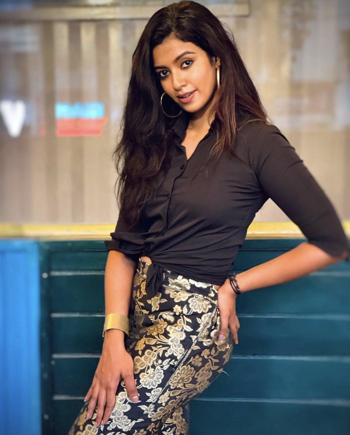 Roshini haripriyan in black shirt showing short hip gap photos