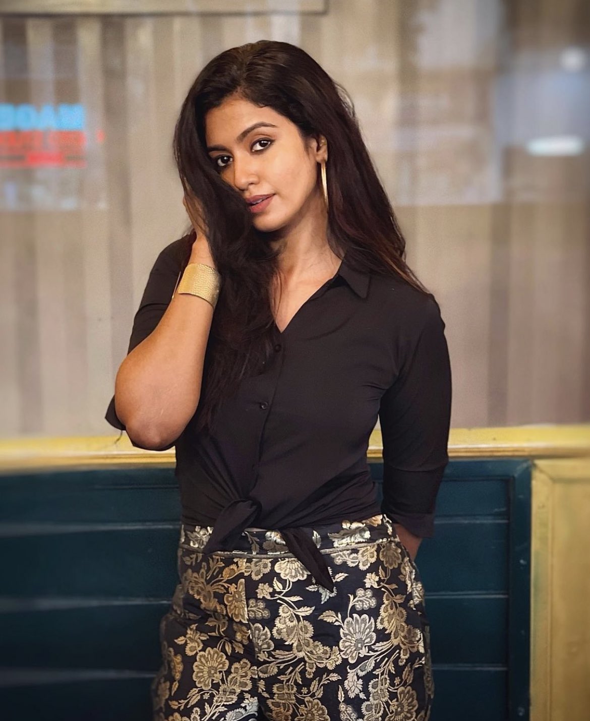 Roshini haripriyan in black shirt showing short hip gap photos