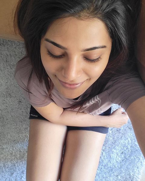 Aathmika top angle thigh show selfie photos viral