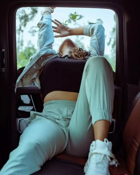 Actress gayathrie shankar posing hot inside car getting shares