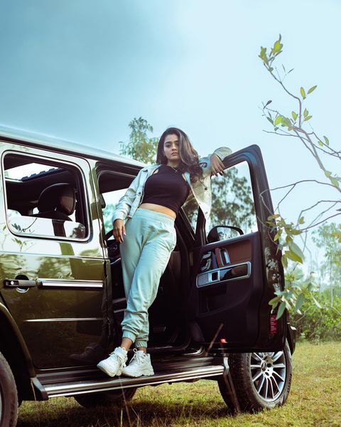 Actress gayathrie shankar posing hot inside car getting shares