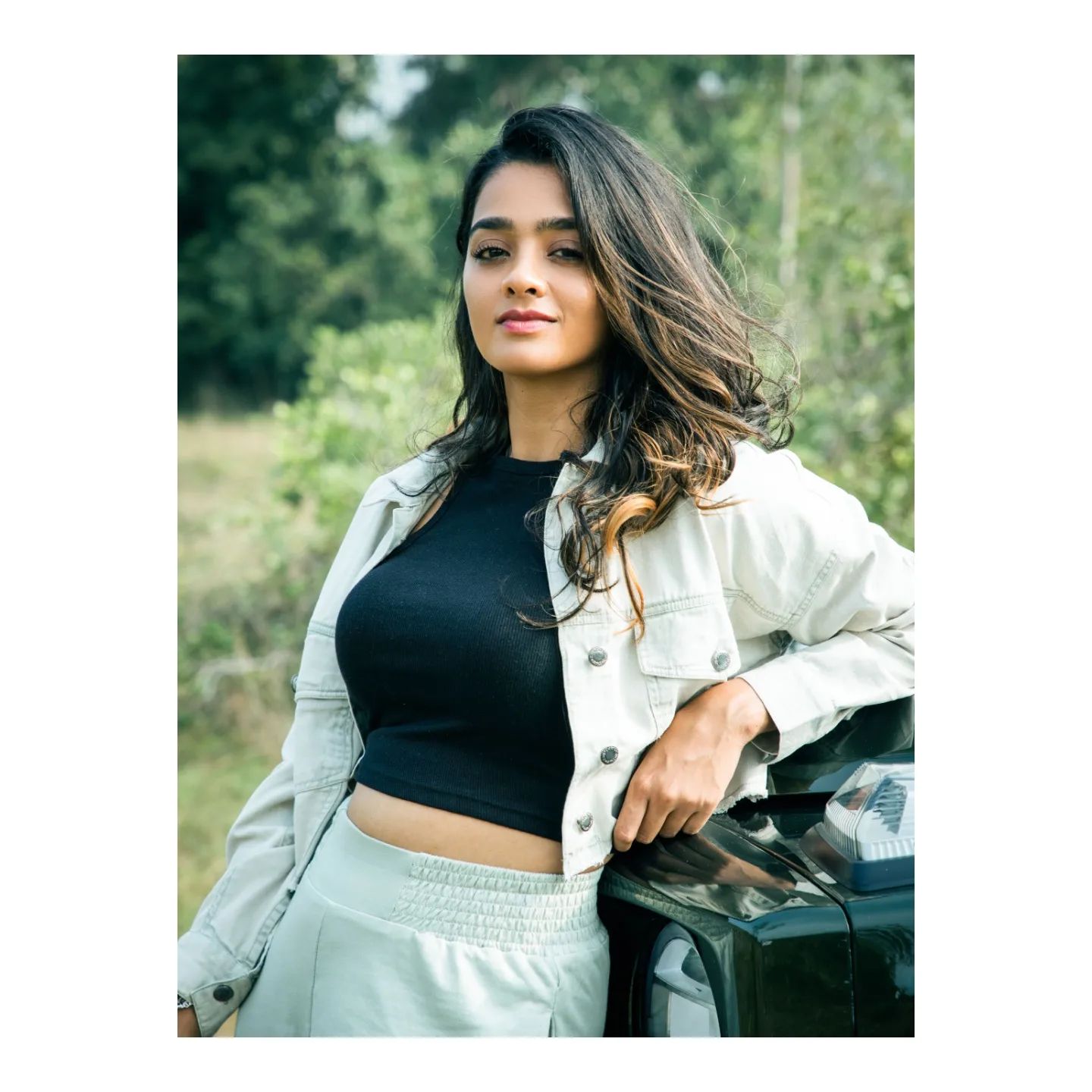 Actress gayathrie shankar posing hot inside car getting shares