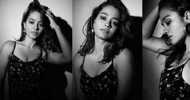 Actress gayathrie shankar posing hot inside car getting shares