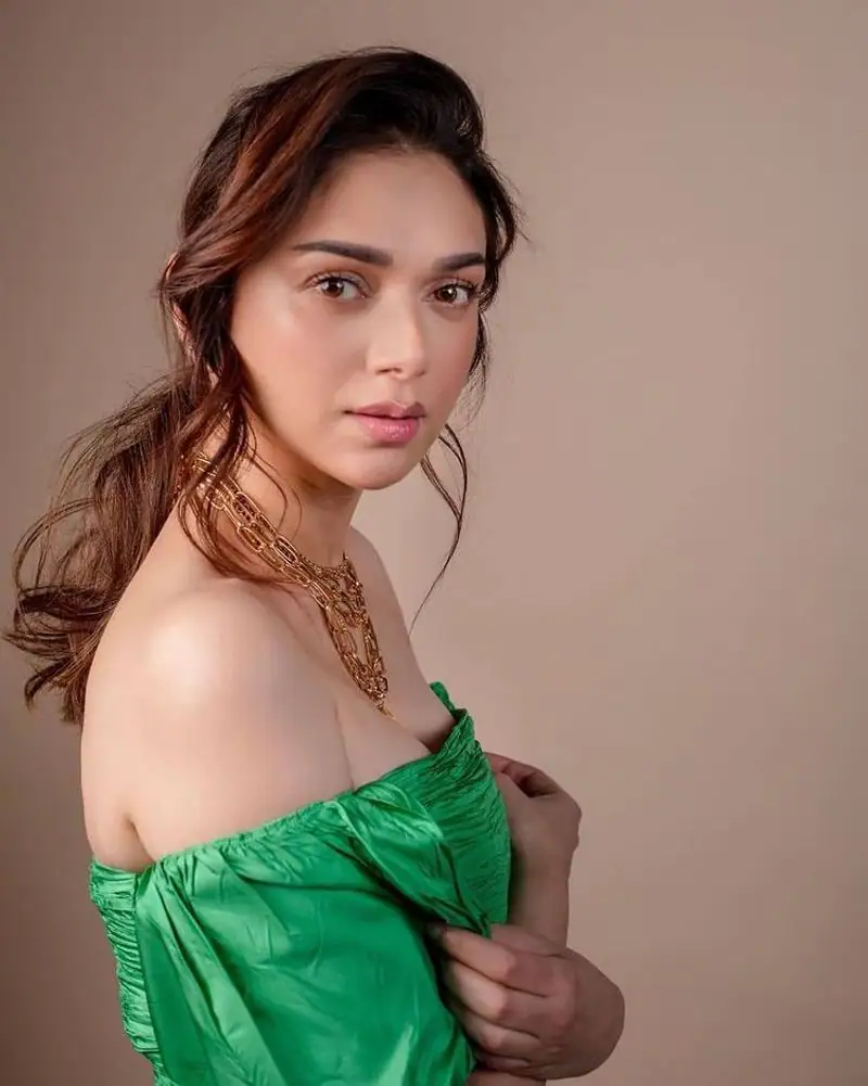 Aditi rao hydari latest hot photos without sleeve showing glamour