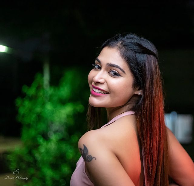 Dharsha gupta trending hot reel video and glamour photoshoot in handsup pose