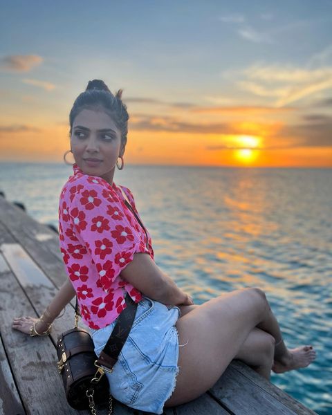 Malavika mohanan hot latest photoshoot pics trending on social media