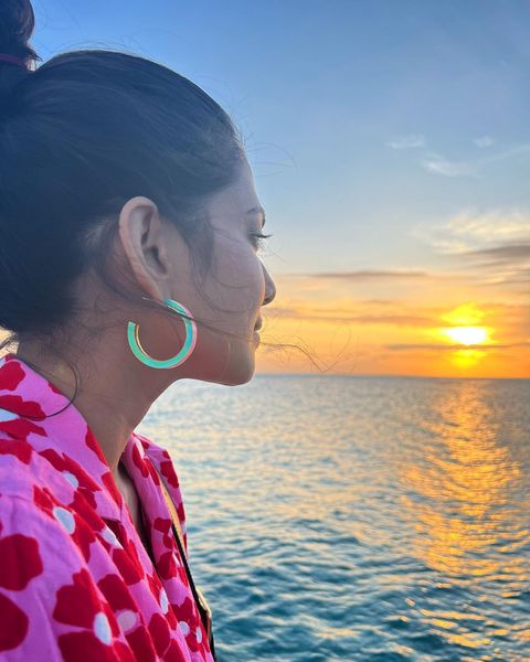 Malavika mohanan thighs show in short trouser