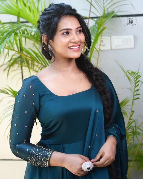 Divya duraisamy latest photos in grand hot chudithar