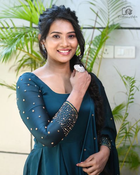 Divya duraisamy latest photos in grand hot chudithar