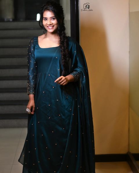 Divya duraisamy latest photos in grand hot chudithar