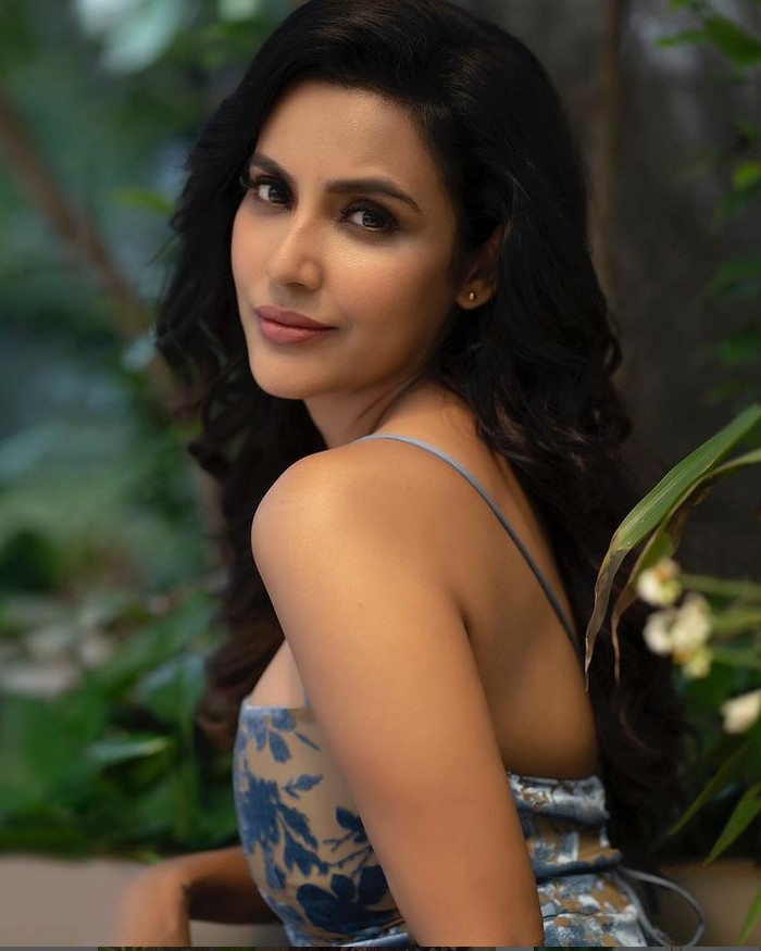 Priya anandh latest hot pose in modern dress showing shape and structure