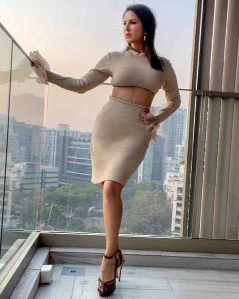 Sunny leone hot latest photos showing shape and structure