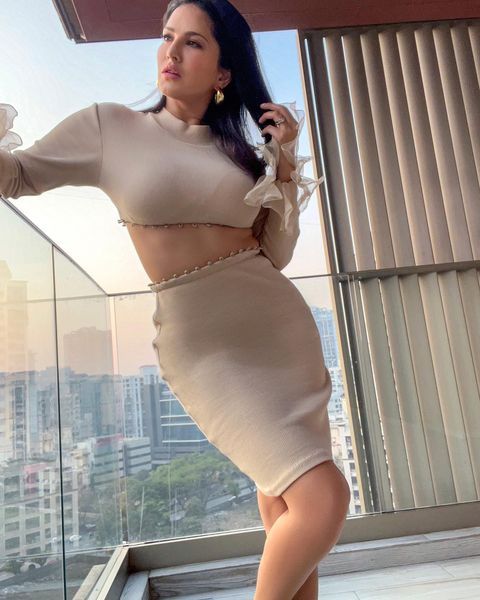 Sunny leone hot latest photos showing shape and structure