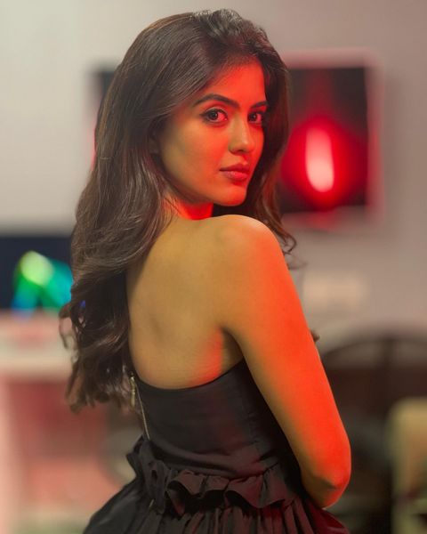 Amritha aiyer latest hot photos in black gown photos getting viral