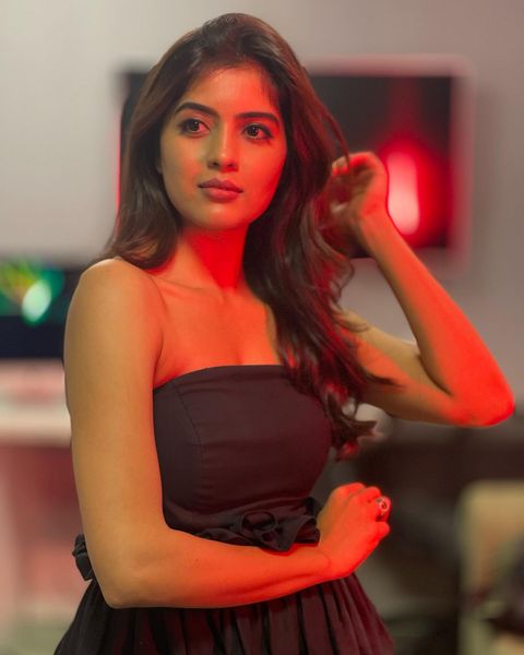 Amritha aiyer latest hot photos in black gown photos getting viral