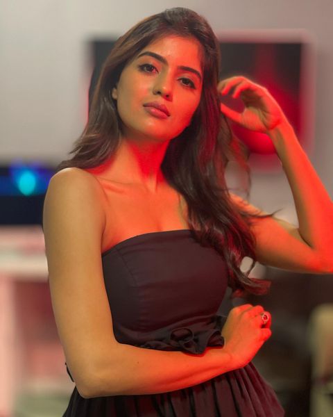 Amritha aiyer latest hot photos in black gown photos getting viral