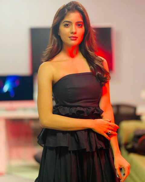 Amritha aiyer latest hot photos in black gown photos getting viral