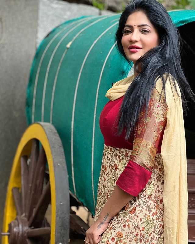 Reshma pasupuleti posing in tight chudithar showing structure goes viral