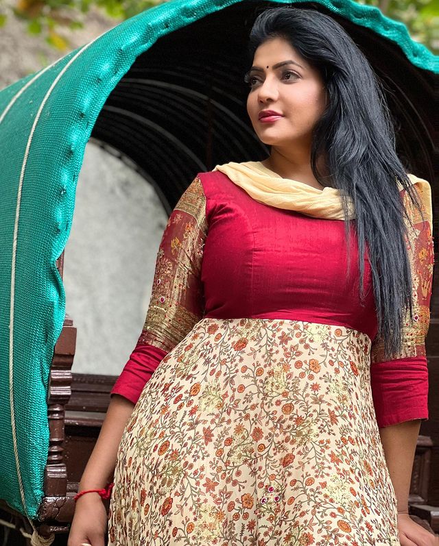 Reshma pasupuleti posing in tight chudithar showing structure goes viral