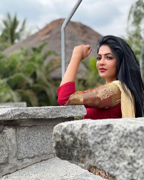 Reshma pasupuleti posing in tight chudithar showing structure goes viral