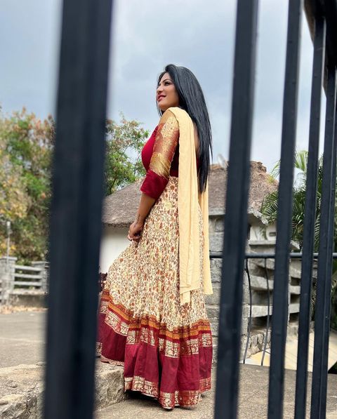 Reshma pasupuleti posing in tight chudithar showing structure goes viral