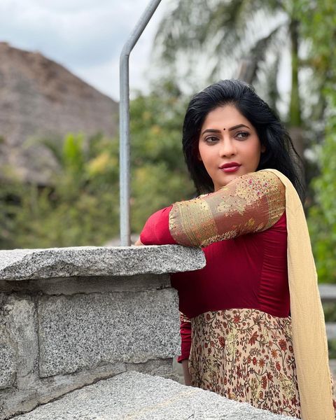 Reshma pasupuleti posing in tight chudithar showing structure goes viral