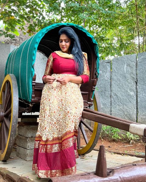 Reshma pasupuleti posing in tight chudithar showing structure goes viral