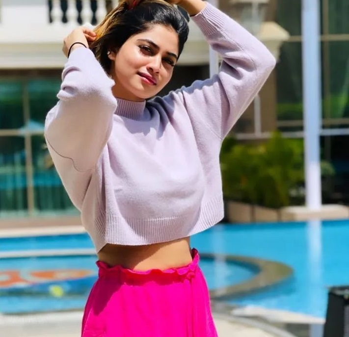 Shivani narayanan showing glamour in short crop top and trouser getting viral