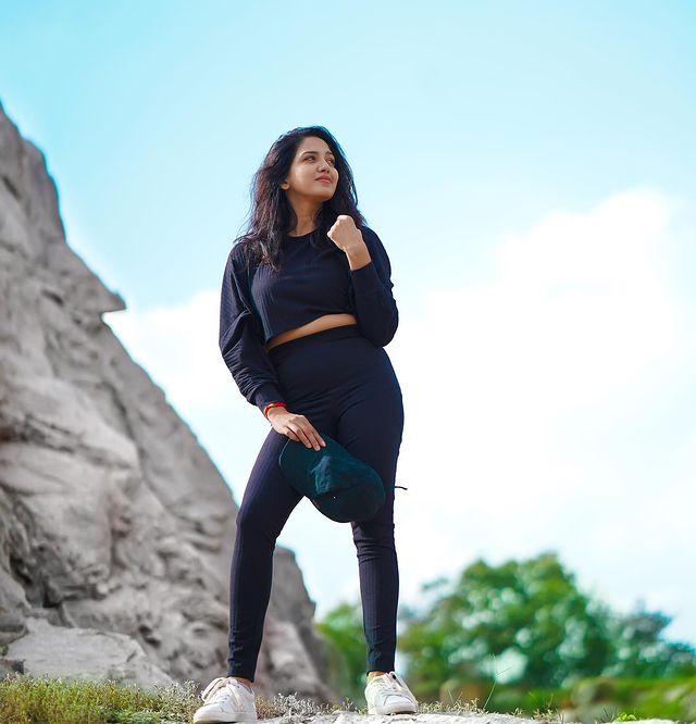 Pavani reddy latest photos in sleeveless dress goes viral