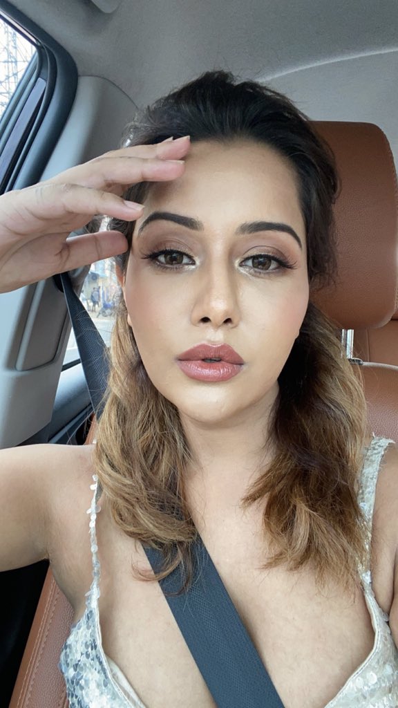 Raiza wilson reels video for mayakuriye song viral video