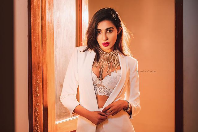 Parvati nair hot photos in white colour saree glamour photoshoot