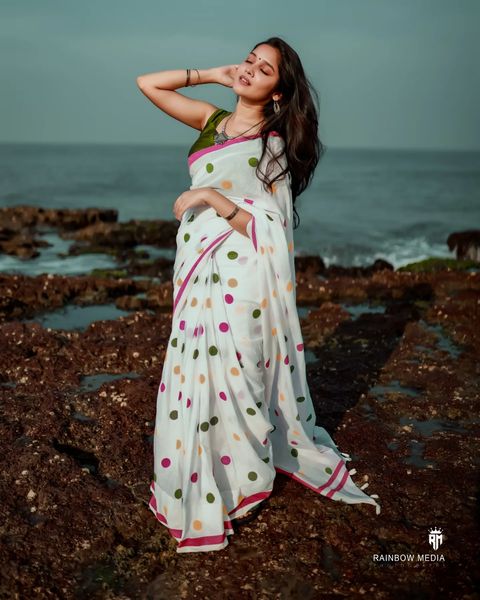 Anikha latest hot photos in saree along seaside