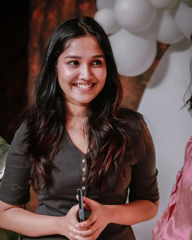 Anikha latest hot photos in saree along seaside