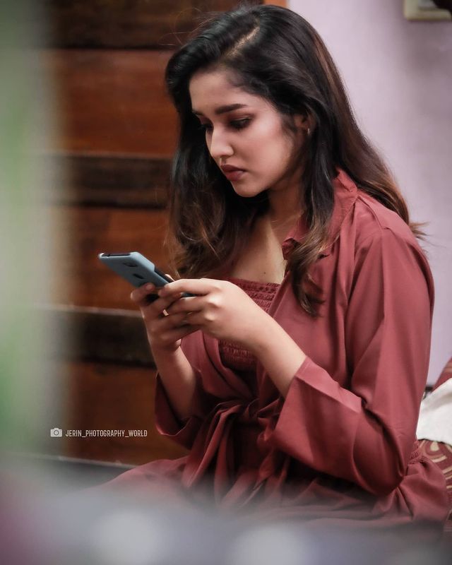 Anikha latest hot photos in saree along seaside