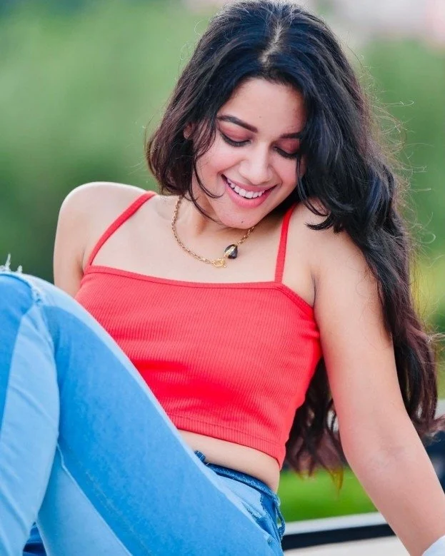 Mirnalini ravi hot photoshoot in light colour saree getting viral