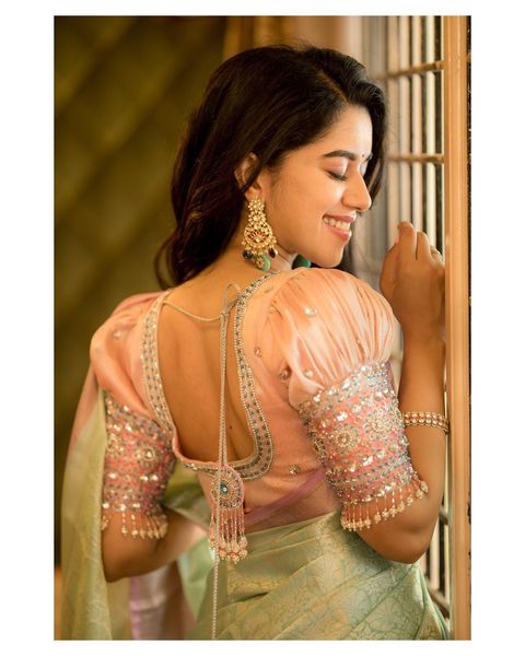 Mirnalini ravi hot photoshoot in light colour saree getting viral