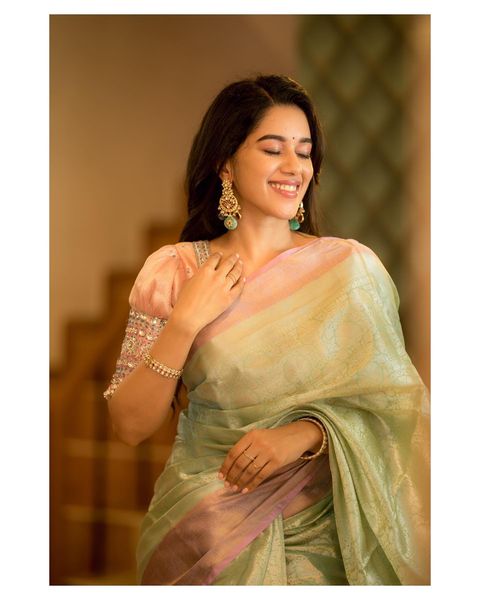 Mirnalini ravi hot photoshoot in light colour saree getting viral