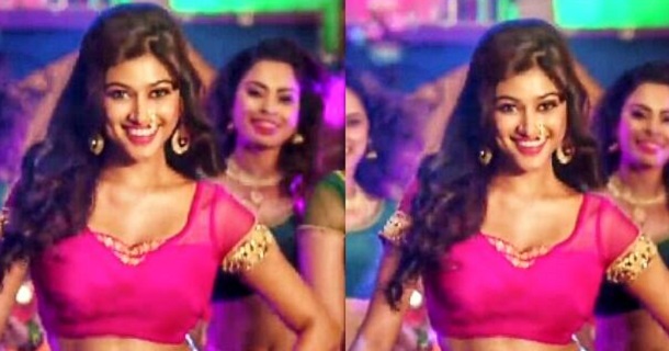 Oviya playing in beach waves photos getting viral