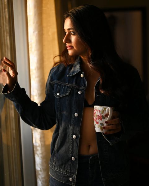 Poonam bajwa latest hot dress changing video viral on insta