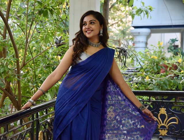 Smrithi venkat latest hot photos in blue colour saree and sleeveless blouse