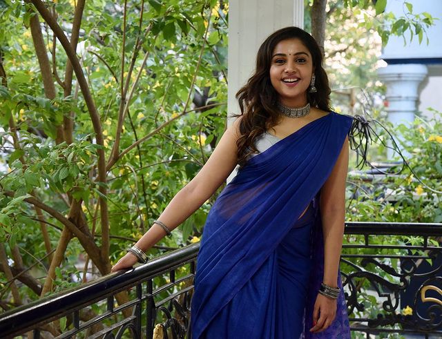 Smrithi venkat latest hot photos in blue colour saree and sleeveless blouse
