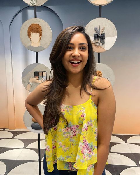 Smrithi venkat latest hot photos in blue colour saree and sleeveless blouse