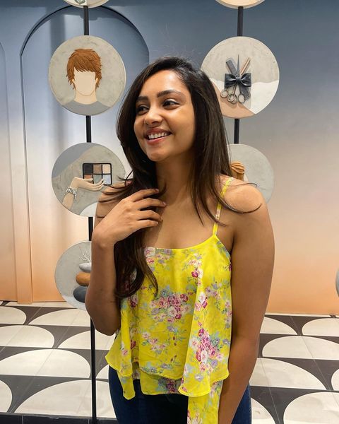 Smrithi venkat latest hot photos in blue colour saree and sleeveless blouse