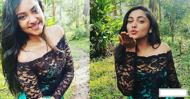 Smrithi venkat latest hot photos in blue colour saree and sleeveless blouse