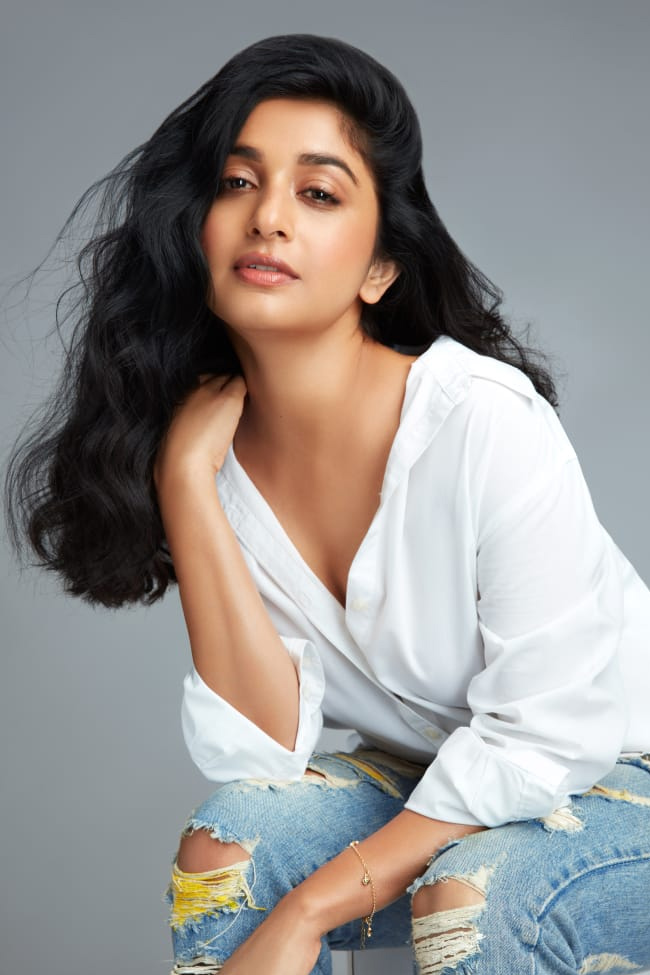 Meera jasmine latest post with spray bottle getting trend on social media