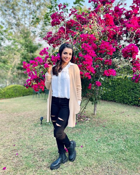 Ashna zaveri hot moves video liked by fans