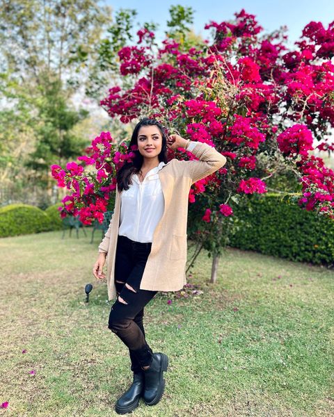 Ashna zaveri hot moves video liked by fans