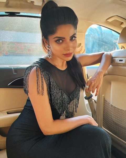 Divyabharathi hot photos in tight black modern dress