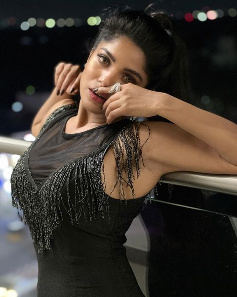 Divyabharathi hot photos in tight black modern dress