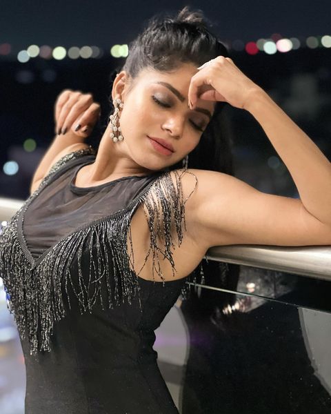 Divyabharathi hot photos in tight black modern dress